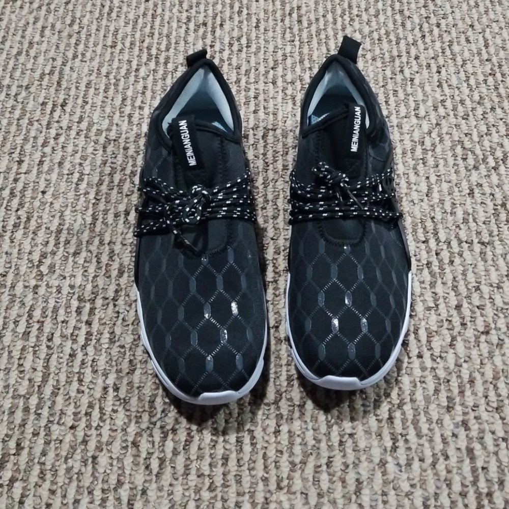 Meinianguan sneakers.